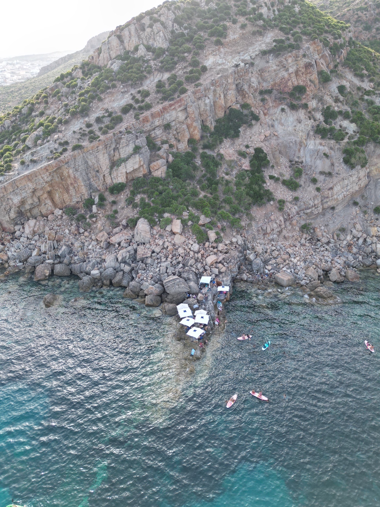 Vue aérienne de la crique privée d'El Haouaria avec paddle et kayaks