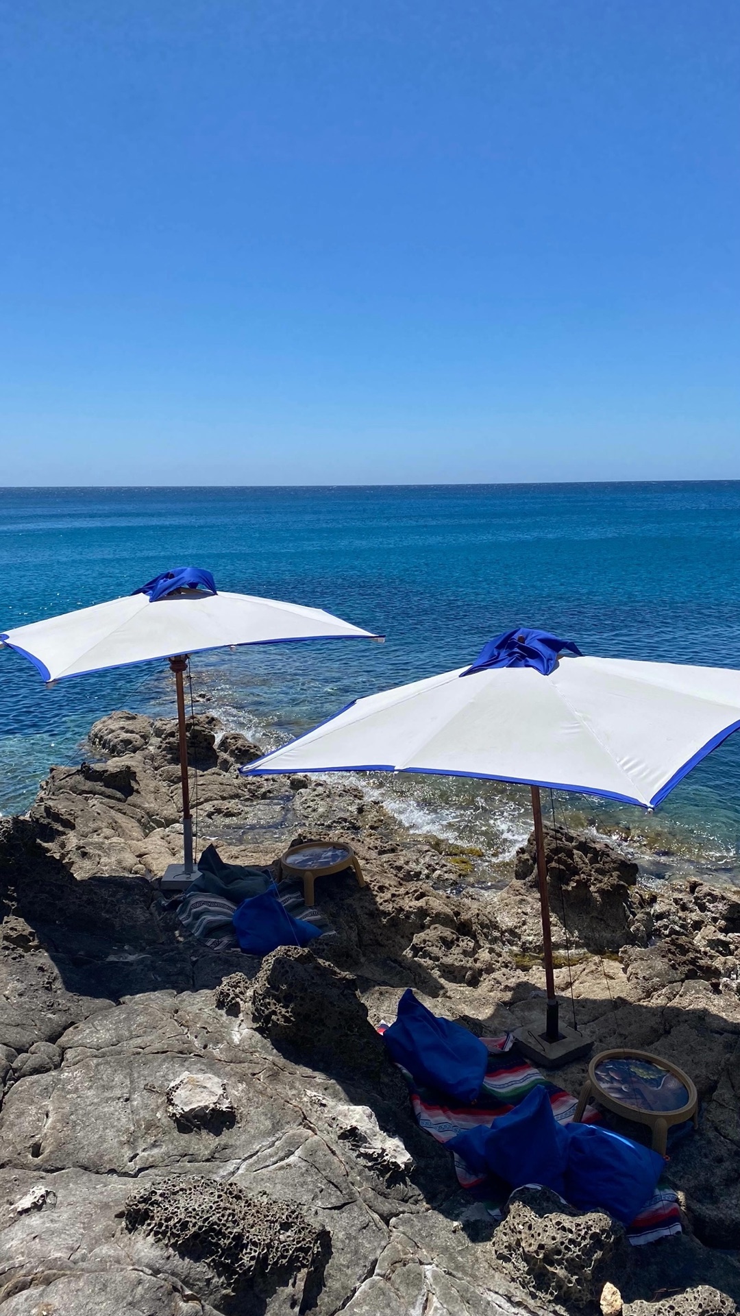 Parasols sur les rochers face à la mer, crique d'El Haouaria