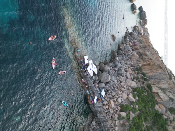 Crique privée d'El Haouaria vue du ciel avec paddle et kayaks